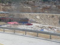Keliai prie kalnų papėdėje pastatas ir raudonas automobilis